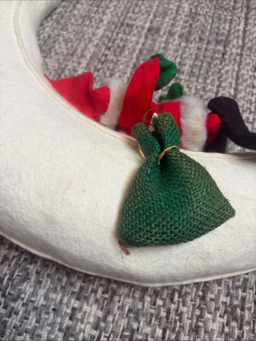 Annalee Cream Crescent Moon Wreath with Red and Green Santa 1981